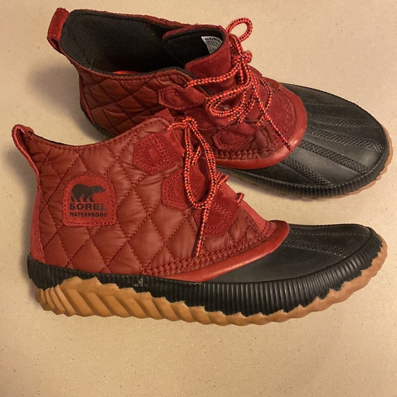 Red Sorel waterproof duck style boots - Picture 1 of 8